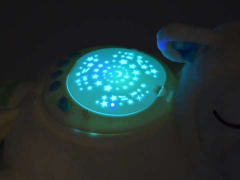 Projektor lampka maskotka OWIECZKA pluszak gwiazdki kołysanki szum