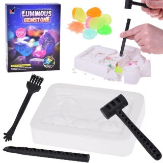 Mały archeolog wykopaliska kamienie fluorescencyjne szukanie skarbu