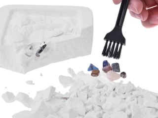 Mały archeolog wykopaliska kamienie szlachetne szukanie skarbów