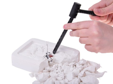 Mały archeolog wykopaliska kamienie szlachetne szukanie skarbów