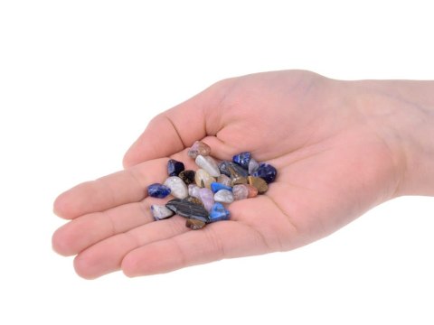 Mały archeolog wykopaliska kamienie szlachetne szukanie skarbów