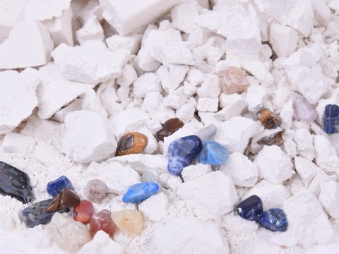 Mały archeolog wykopaliska kamienie szlachetne szukanie skarbów