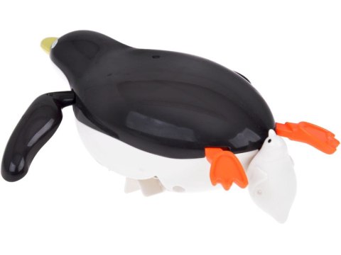Pingwin do kąpieli dla dzieci pływa rusza skrzydłami i łapkami