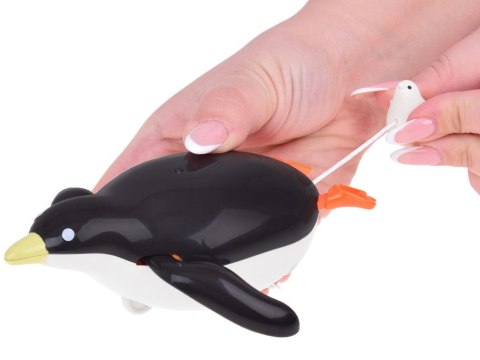 Pingwin do kąpieli dla dzieci pływa rusza skrzydłami i łapkami