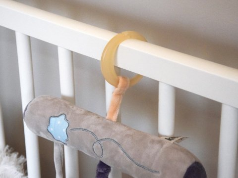 Zawieszka do łóżeczka z Miś Gryzak Grzechotka Prezent dla noworodka