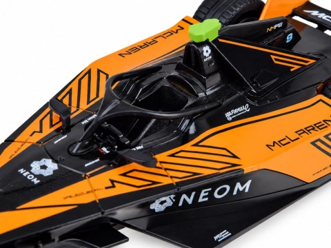 AUTO metalowe Model bolidu NEOM McLaren Formula E 1:24 ZA6397